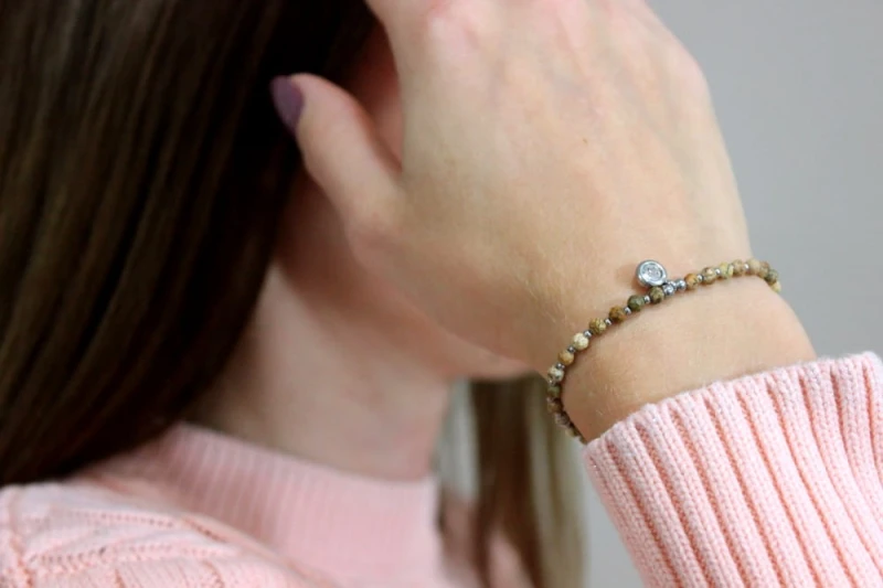 Bransoletka ORBIT jaspis krajobrazowy stal chirurgiczna srebrna modelka